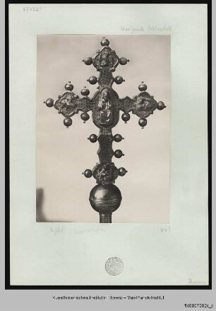 Vortragekreuz mit der Majestas Domini auf der einen Seite, Christus am Kreuz auf der anderen