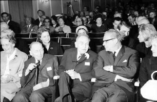 15. Tagung 1965 Physiker: Frau ?, Geheimrat W. Frisch, Otto Hahn, ?