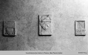 Grabplattenfragmente mit Wappen der Familie Pilloni, des Niccolò di Poggibonsi und von Francesco di Jacopo della Casa