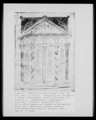 Evangelistar — Kanontafel mit Architekturrahmen und Evangelistensymbolen, Folio 2 recto