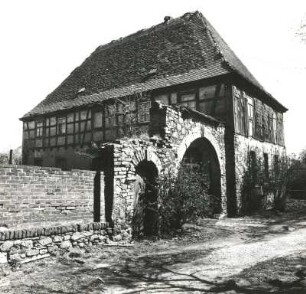 Hainichen-Trages. Pfarrhof (1733). Straßenansicht des Pfarrhauses mit Toranlage