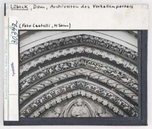 Lübeck: Dom, Paradiesvorhalle, Archivolten