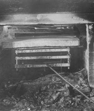 Auseinanderlegen der Walzen im Streckofen : Technikgeschichte | Technologie | Glasfabrikation | Tafelglas | auf deutsche Art