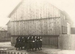 Ostersingen in der Niederlausitz : Gesellschaftliche Volkskultur - Frühling. Ort: Delnja Łužica / Niederlausitz. Ostersängerinnen.