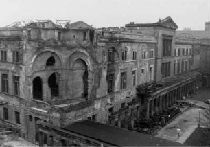 Blick auf den zerstörten Übergang und die zerstörte Fassade des Neuen Museums
