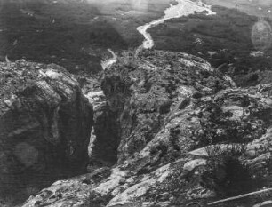 Talblick : Blick von einer Felskuppe in ein Tal mit Fluss