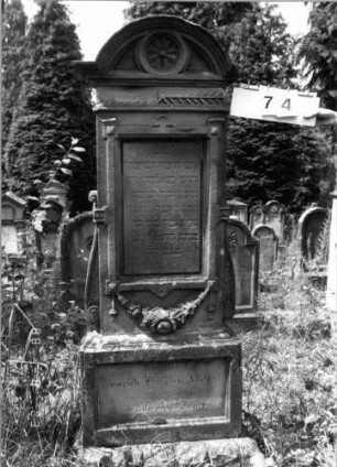 Grabstein 74 (Index: 100096166) Maße HxBxT: 179x58x23 cm Symbolik: Rosette: Grabstein 74