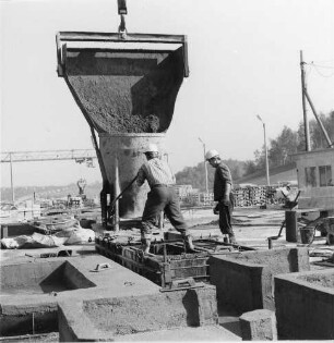 Gersdorf. VEB (B) Betonwerke Chemnitztal, Betriebsteil Betonwerke Gersdorf. Herstellung von Fertigbauteilen für das Bauwesen. Arbeiter beim Schüttgutumschlag
