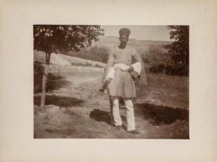 Wali Gulâm Risâ Chân : Der Stammesführer Gulâm Risâ Chân der Luren im Garten seines Kastells zu Deh Bala.