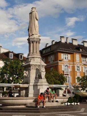 Hauptplatz mit Denkmal für Walter von der Vogelweide