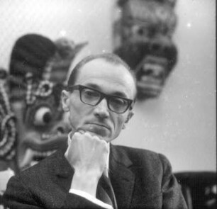 Porträt Prof. Wolfgang Ullrich (1950-1973 Direktor des Zoologischen Gartens Dresden) in seiner Wohnung Wiener Straße