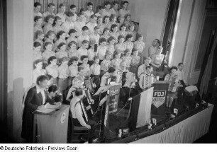 Chor und Orchester vom Kulturensemble Reichsbahn Leipzig "Roman Chwalek" bei einem Auftritt