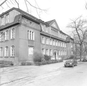 Dresden-Leuben, Dieselstraße 55. 66. Polytechnische Oberschule (66. Mittelschule, 1894, Erweiterung 1910 und 1923). Straßenansicht