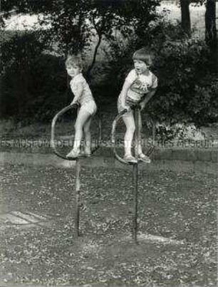 Kinder auf dem Spielplatz im Volkspark Friedrichshain