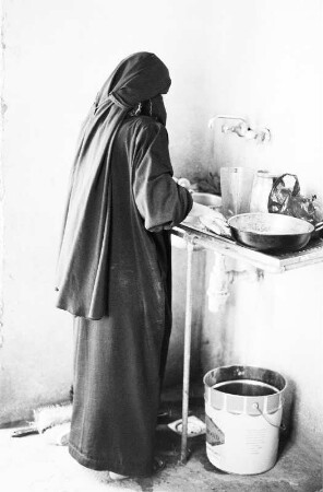 Eine verschleierte Frau beim Abwasch, Sanaa