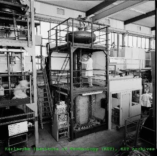 Teststand zur Untersuchung von Kondensationsvorgängen in einer wassergefüllten Zylinderschale im Institut für Reaktorentwicklung III (IRE III)
