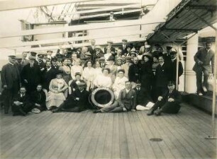 Gruppenbildnis mit zahlreichen Touristen an Deck des Hochseepassagierdampfers "Cleveland"