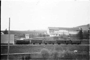 Mägerkingen, Diesellok V 500 ("Enzian") mit Personenwagen von 1901