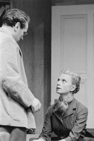 Szenenbilder aus "Am Ende der Nacht" von H. Hauser, Regie M. Richter, mit H. P. Minetti, Ch. Gottschalk, K. Conradi u.a., Kammerspiele (Deutsches Theater) Berlin, 1956