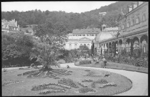 Karlsbad. Stadtpark und Kaiserbrunnen mit Kurpark-Kolonnade (1880) : Karlsbad. Stadtpark und Kaiserbrunnen mit Parkkolonnade, auch Gartenkolonnade (1880; F. Fellner, H. Helmer) im Dvořák-Park