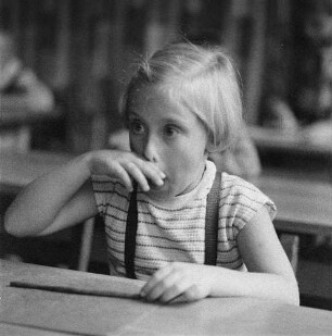 Ganztagsschule (Spielen-Lernen-spielend lernen). Beim Basteln im Schulhort (wahrscheinlich in der Haydnschule in Dresden-Striesen)