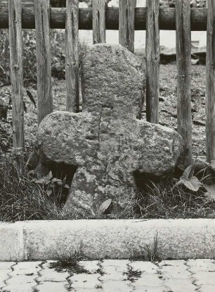 Steinkreuz mit eingeritztem Schwert
