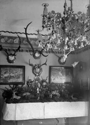 Weihnachtsschmuck und Jagdtrophäen