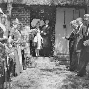 Sorbische Hochzeit in Burg-Kauper. Der Hochzeitsbitter ,,Pobratš" verabschiedet nach altem Brauch das Hochzeitspaar. : Serbski kwas w Kupaŕskich Bórkowach. Braška,, Pobratš "rozžohnuje po starym nałožku kwasny por.
