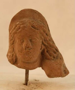 Kopf und linke Hand der haarauswindenden Aphrodite