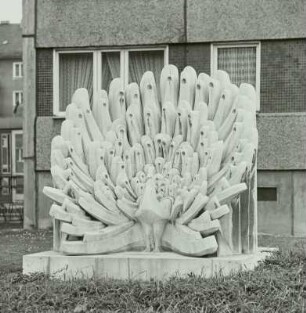 Radschlagender Pfau. Dresden, Stübelallee : Voigt, Susanne: Radschlagender Pfau. 1978, Modell 1966. Bulgarischer Kalkstein. Dresden, Stübelallee