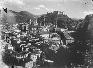 Blick über Salzburg : Salzburg. Innere Altstadt mit dem Dom zu den Heiligen Rupert und Virgil, der Franziskanerkirche und der Kollegienkirche. Blick zur Festung Hohensalzburg von Norwesten