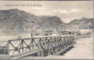Brücke und Bahnhof in Khan