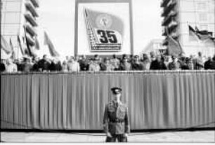 Ehrentribüne in der Karl-Marx-Allee zum 35. Jahrestag der Gründung der Kampfgruppen