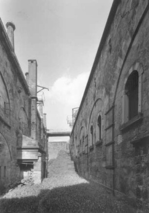 Königstein. Festung. Hof zwischen Kriegskaserne II (1880) und Bäckereikasematte (nach 1589, A. 19. Jh.)
