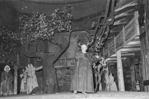 Szenenbilder aus " Falstaff " von G. Verdi mit H. Reinmar, S. Schöner, D. Eustrati, I. Armgart, R. Peters, Komische Oper 1952