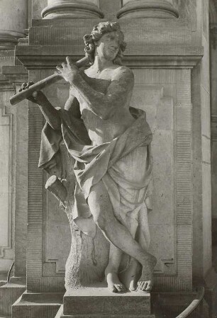 Flötenspieler : Heermann, Paul. Flötenspieler. Sandstein, um 1716. Dresden, Zwinger, am Kronentor, Hofseite