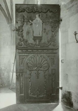 Dinkelsbühl, Stadtkirche : Dinkelsbühl. Stadtkirche St. Georg. Flügel der Westtür mit geschnitztem Knorpelwerk und der heiligen Ursula