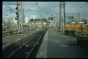 Blick vom Bahnsteig Gleis 13 Richtung Stellwerk 2