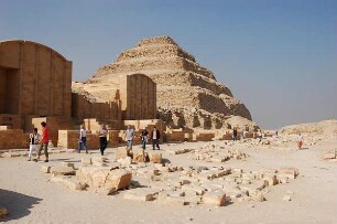 Kairo - Ausgrabungen von Sakkara : Stufenpyramide des Königs Djoser in Sakkara, aufgenommen 2006 bei Kairo