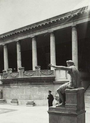 Berlin, Nordhalle des Trajaneums : Berlin. Pergamonmuseum. Nordhalle des Trajaneums mit Grabbau der Cartinia aus Falerii und Kolossalstatue eines sitzenden Kaisers