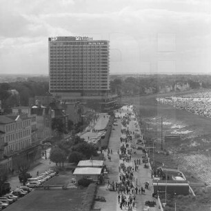 Seepromenade in Rostock-Warnemünde : Blickrichtung vom Leuchtturm Warnemünde Richtung Südwesten zum Hotel "Neptun"