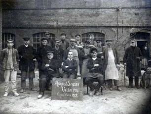 Gruppenfoto der Ofenfabrik August Sensse.