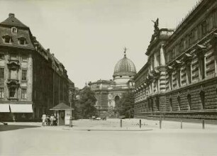 Dresden, Kunstakademie : Dresden. Blick in die Salzgasse mit Eisverkauf zur Kunstakademie
