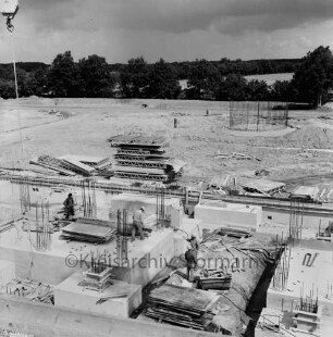 Bau: Blick über die Baustelle: im Vordergrund die Fundamente des Kesselhauses