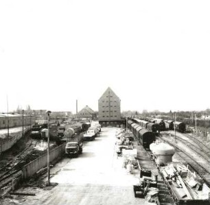 Cottbus. Speicher, Vetschauer Straße. um 1920. Straßenzufahrt von Ost gegen Speichergiebel