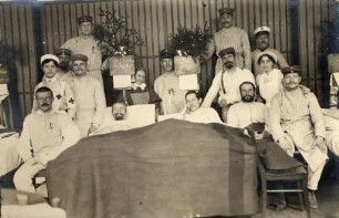 Erster Weltkrieg - Lazarett III Gewerbeschule Karlsruhe. Verwundete mit Schwestern und Pflegern