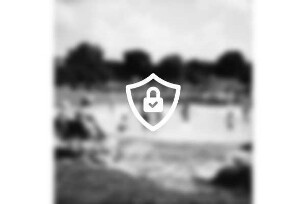 Freibad: Reeshoop: Planschbecken mit spielenden Kindern: Frauen auf Bänken: hinten Mitte Nichtschwimmerbecken mit Rutsche: hinten rechts Filterhaus
