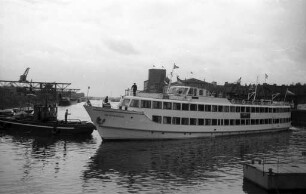 Aufenthalt des holländischen Salon-Motorschiffs "Amsterdam" im Karlsruher Rheinhafen.