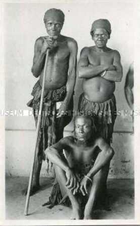 Gruppenbild von als "Sippenältest" bezeichneten Männern der Maka oder der Missanga in Kamerun vor neutralem Hintergrund