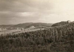 Mittelsachsen. Riffartiger Umlaufberg am linken Muldengehänge unterhalb von Paudritzsch. Blick talauf